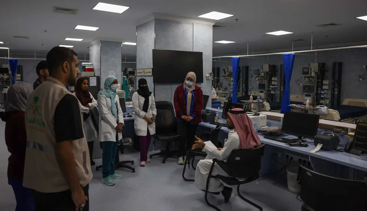Tim medis Arab Saudi dari Rumah Sakit Darurat Mina mulai menyiapkan lokasi perawatan bagi jemaah yang akan melaksanakan ibadah haji. (HAZEM BADER/AFP)