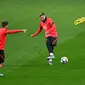 Gelandang Atletico Madrid Hector Herrera (kanan) mengambil bagian dalam sesi latihan di Madrid, 22 Februari 2022. Atletico Madrid bakal bertemu Manchester United pada leg pertama babak 16 besar Liga Champions di Estadio Wanda Metropolitano, Kamis dini hari WIB 24 Februari 2022. (OSCAR DEL POZO/AFP)