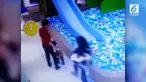 Seorang ibu melempar balita ke wahana mandi bola karena marah akibat anaknya diganggu. Akibat insiden ini, balita yang dilempar ke wahana mandi bola tersebut mengalami luka-luka di bagian tubuhnya.