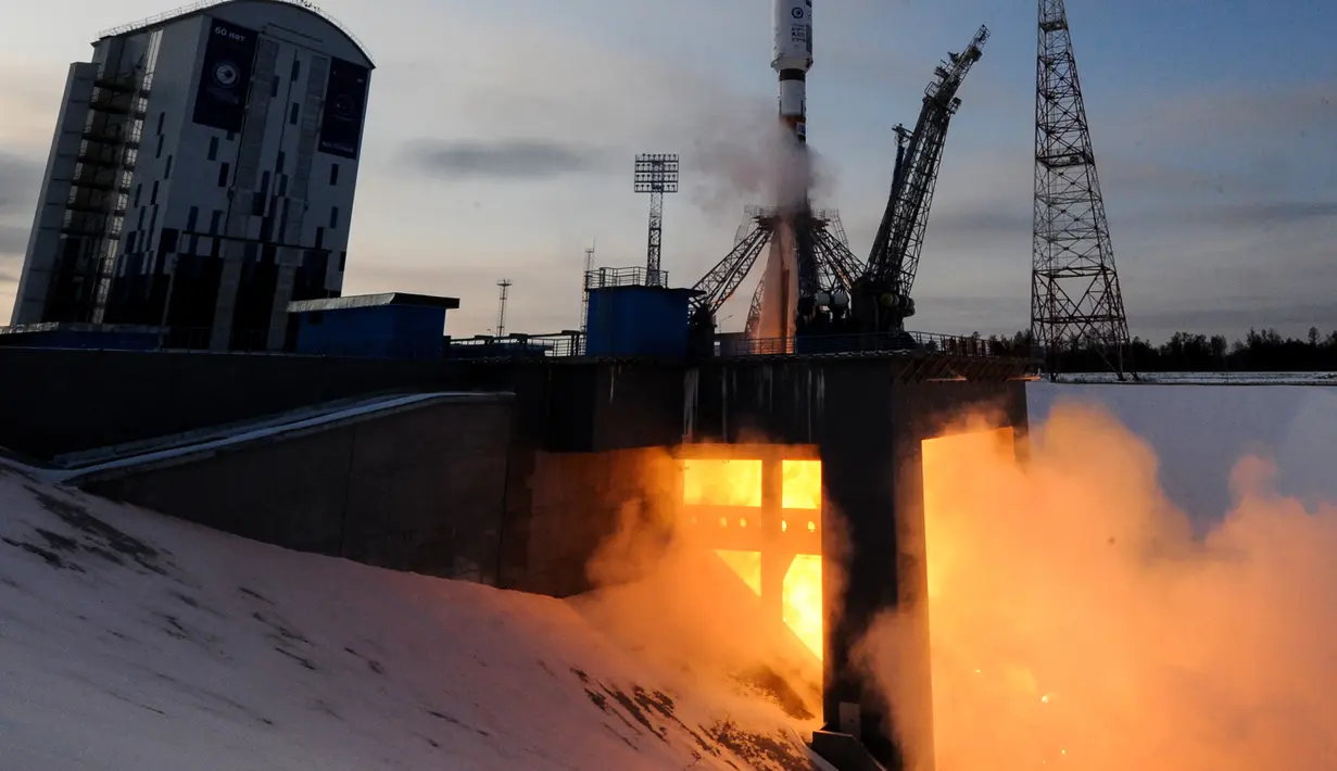 Roket ruang angkasa Soyuz-2.1b membawa Meteor-M 2-1 diluncurkan dari Cosmodrome Vostochny, sebuah fasilitas di wilayah Amur, Rusia, dekat perbatasan China (28/11). (AFP Photo/Kirill Kudryavtsev)