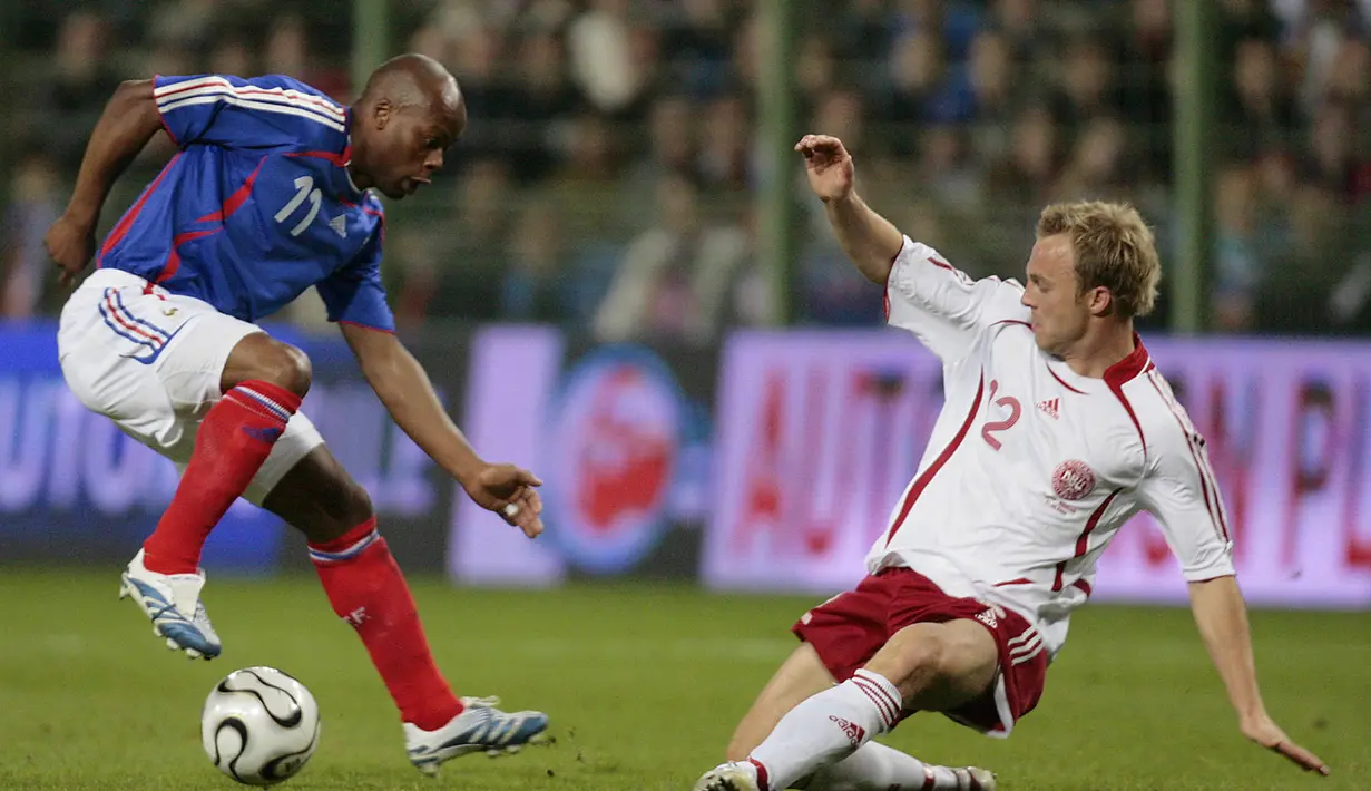 Sylvain Wiltord (kiri) menjadi salah satu striker Prancis yang diboyong Wegner ke Arsenal. Wiltord bergabung ke The Gunners dari Bordeaux dengan mahar sekitar 13 juta pounds. (AFP/Pascal Pavani)