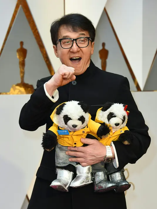 Tidak hanya acara Oscar, aktor yang banyak membintangi film laga itu mengaku kemanapun ia pergi selalu membawanya. Boneka panda itu juga didandani seragam jaket kuning, celana jeans dan sepatu warna silver. (AFP/Bintang.com)