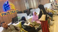 Sejumlah calon jemaah Umrah menunggu pengembalian dana atau refund di Kantor First Travel di GKM Green Tower, Jakarta, Kamis (27/7). (Liputan6.com/Immanuel Antonius)