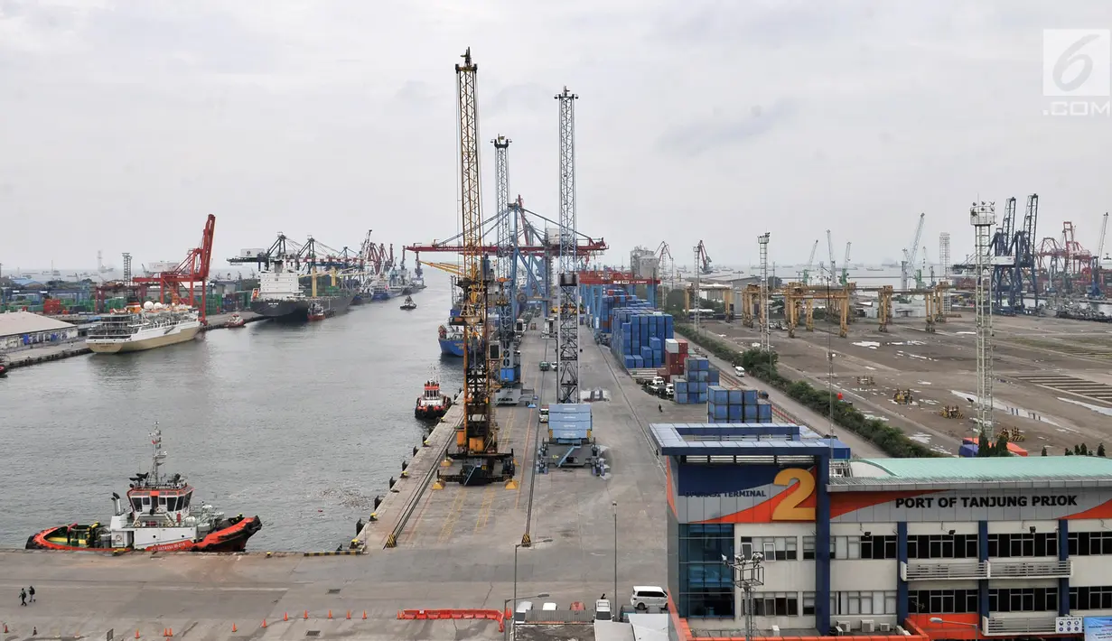 Suasana Pelabuhan Tanjung Priok, Jakarta, Senin (21/1). Vessel Management System (VMS) adalah aplikasi berbasis web yang digunakan pelanggan untuk mempercepat pengusurusan perizinan dan dokumen sebelum bersandar di pelabuhan. (Merdeka.com/Iqbal Nugroho)