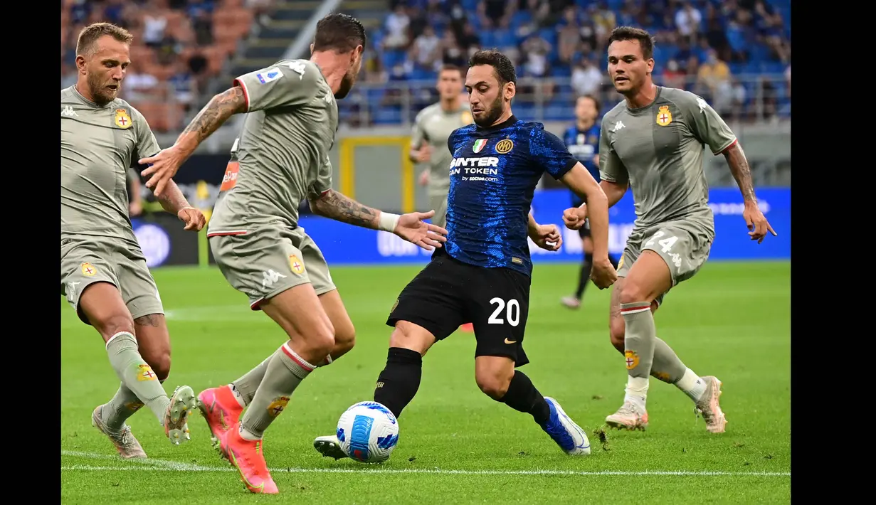 Pada pekan pertama Serie A Liga Italia 2021/22 dua pemain baru pasukan Simone Inzaghi langsung unjuk gigi. Hakan Calhanoglu yang membelot dari AC Milan membuat gol debutnya ke gawang Genoa pada menit ke-14. (Foto: AFP/Miguel Medina)
