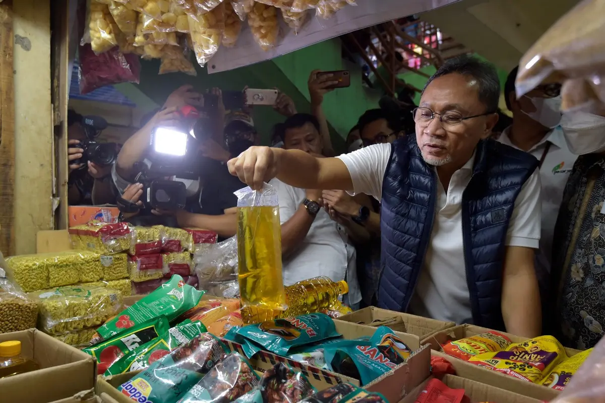 Mendag Zulkifli Hasan kembali melakukan kunjungan ke pasar tradisional dalam rangka memantau ketersediaan minyak goreng.