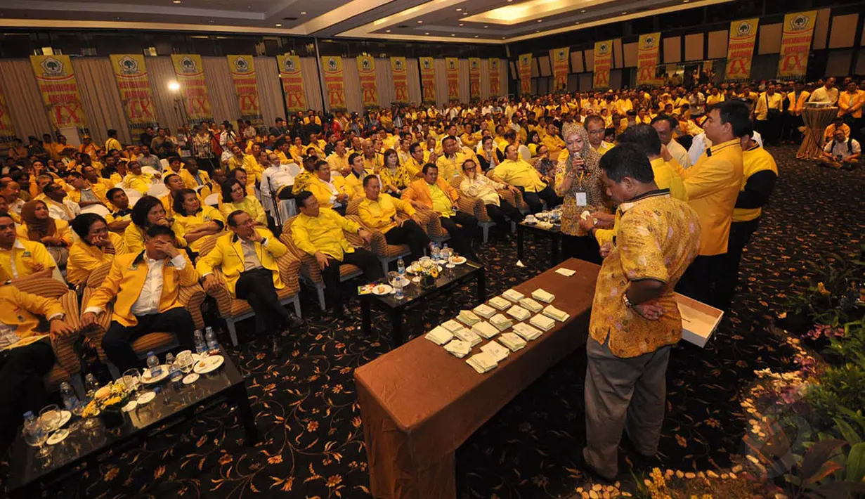 Suasana saat pemilihan Ketua Umum Partai Golkar pada Musyawarah Nasional IX di Ancol, Jakarta, Senin (8/12/2014). (Liputan6.com/Miftahul Hayat)