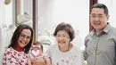 Anggota keluarga lainnya turut hadir ke acara perayaan satu bulan Agatha Hidayat. Genap satu bulan, Baby Agatha tampil dengan rambut botak. Hadirnya Baby Agatha tentunya memberikan warna baru di keluarga Gritte Agatha dan Arif Hidayat. Dalam sederet foto yang diunggah oleh Gritte, bayi menggemaskan ini sangat anteng dan tidak rewel ketika digendong. (Liputan6.com/IG/@gritteagathaa)