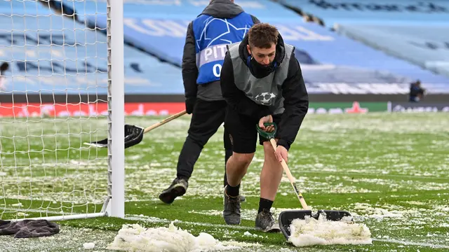 FOTO: Potret Kerja Keras Petugas Membersihkan Salju Sebelum Laga Manchester City Vs PSG