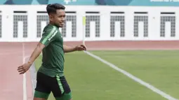 Pemain Timnas Indonesia, Andik Vermansah, tersenyum saat latihan di Stadion Wibawa Mukti, Jawa Barat, Sabtu (3/11). Latihan ini persiapan jelang Piala AFF 2018. (Bola.com/M Iqbal Ichsan)