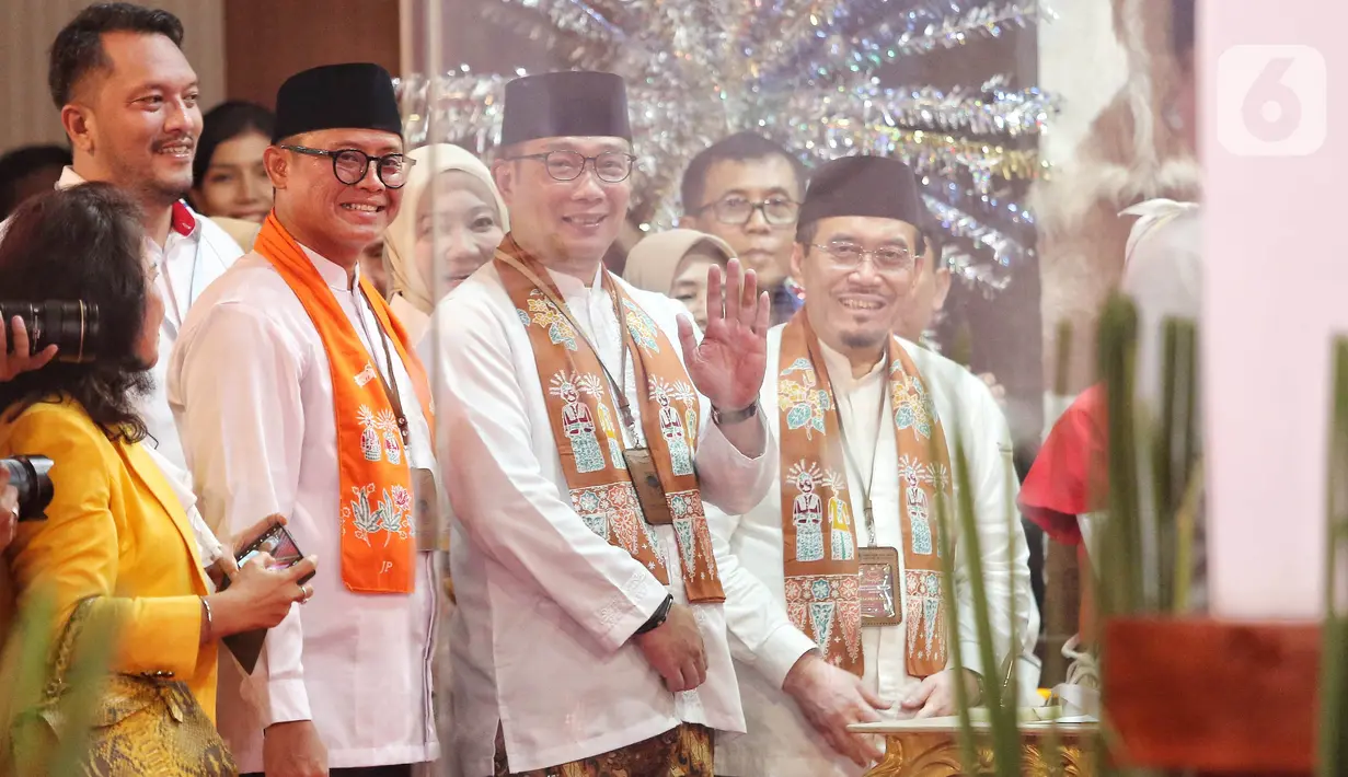 Ridwan Kamil dan Suswono tampil kompak mengenakan baju koko dibalut dengan kain berwarna oranye di lehernya. (Liputan6.com/Angga Yuniar)
