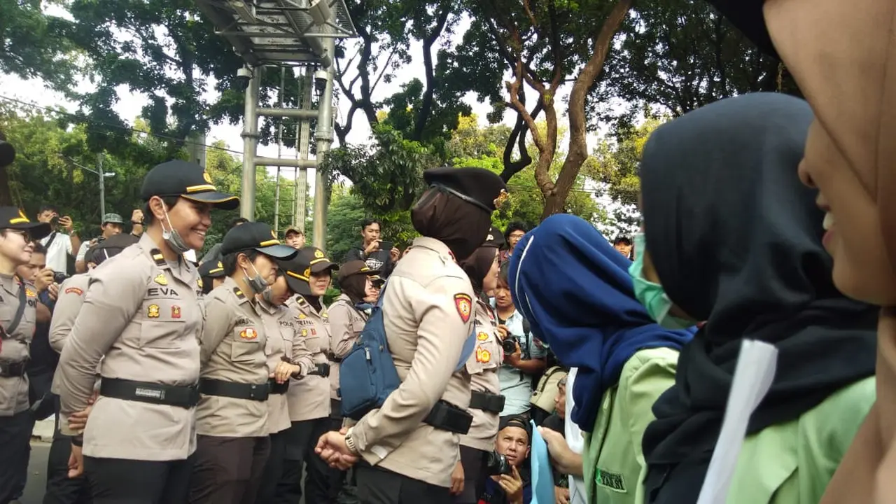 Polisi pun menempatkan para polwa di garis depan.