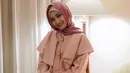 Fatin Shidqia Lubis dikenal sebagai penyanyi dengan gaya penampilan muslimnya yang stylish. Namun, ia juga kerap mengunggah foto gaya penampilan sehari-harinya di akun Instagram. (Liputan6.com/IG/@fatin30)