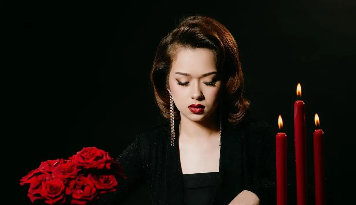 Tak hanya lipstik, tatanan rambut Rebecca yang glam ala 90an juga jadi sorotan dan banjir pujian [@rklopper]