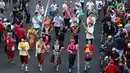 Sejumlah peserta mengenakan baju adat saat mengikuti parade ASEAN 50 Tahun di Jakarta, Minggu (27/8). Pada acara itu setiap negara membawa atribut ciri khas negara masing-masing. (Liputan6.com/Angga Yuniar)