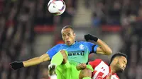 Pemain Inter Milan, Joao Miranda, berduel dengan pemain Southampton, Nathan Redmond, pada laga Grup K Liga Europa di Stadion St Mary's, Jumat (4/11/2016) dini hari WIB. (AFP/Glyn Kirk)