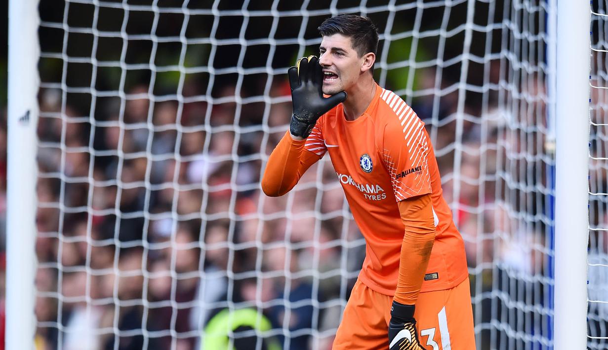 3. Thibaut Courtois (Chelsea) - Kiper Belgia itu terus melakukan penyelamatan di bawah mistar The Blues dengan sukses meraih 13 clean-sheets. Pria berusia 25 tahun itu bisa dibilang jadi salah satu pemain kunci di Chelsea. (AFP/Glyn Kirk)