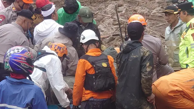 Tim SAR gabungan melakukan proses evakuasi korban terdampak longsor di Pasirlangu, Kabupaten Bandung Barat.