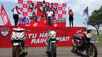 Riyan Pratama dari tim Alfattah Racing Team berhasil finis terdepan pada kelas HDC 3 (Sonic 150R/Supra GTR150 Standard Pemula - U16, dalam ajang Honda Dream Cup 2018 seri Medan, di Sirkuit Pancing, Minggu (5/8/2018). (Bola.com/Rizki Hidayat)