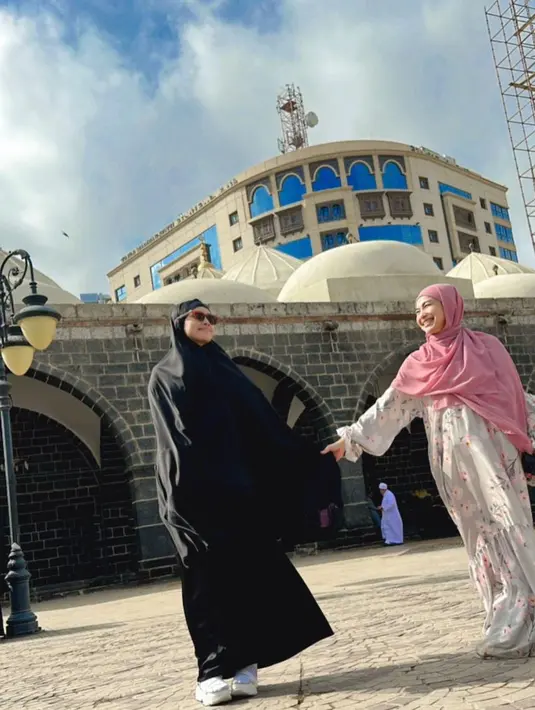 "Alhamdulillah, sesudah ziarah di Raudhah, kita keliling melihat mesjid Al Ghomamah dan mesjid Abu Bakar.," tulis feniorse pada unggahan 12 Maret. [Instagram/fenirose]