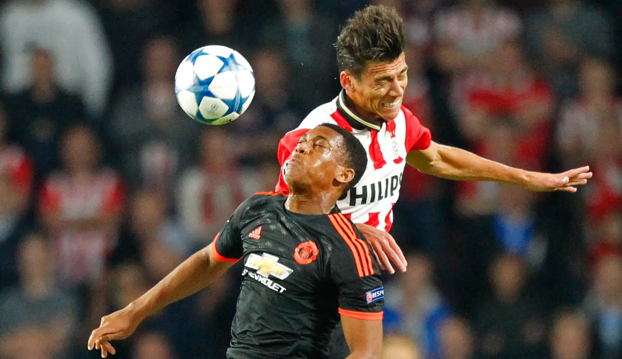 Penyerang MU, Anthony Martial (kiri) berusaha mengontrol bola dari kejaran pemain PSV pada laga penyisihan grup B Liga Champions di Stadion Philips, Belanda (16/9/2015). PSV menang atas MU dengan skor 2-1. (Reuters/Michael Kooren)