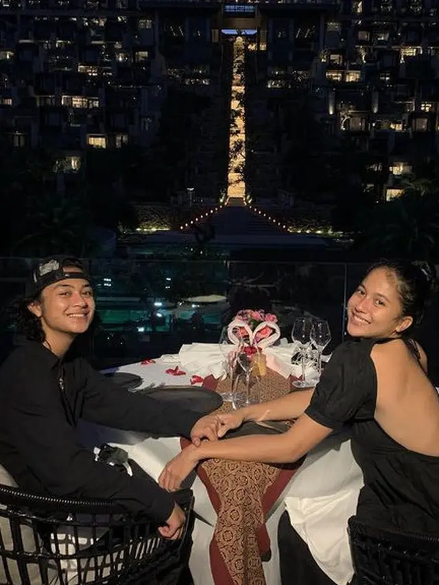 Pasangan Bastian Steel dan Sitha Marino yang Baru saja Lamaran. [@sithamarino]