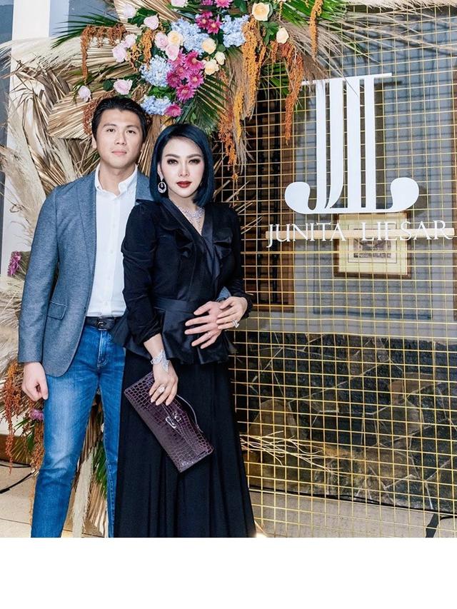 Berharap Segera dapat Momongan, Ini 7 Potret Mesra Syahrini dan Reino Barack