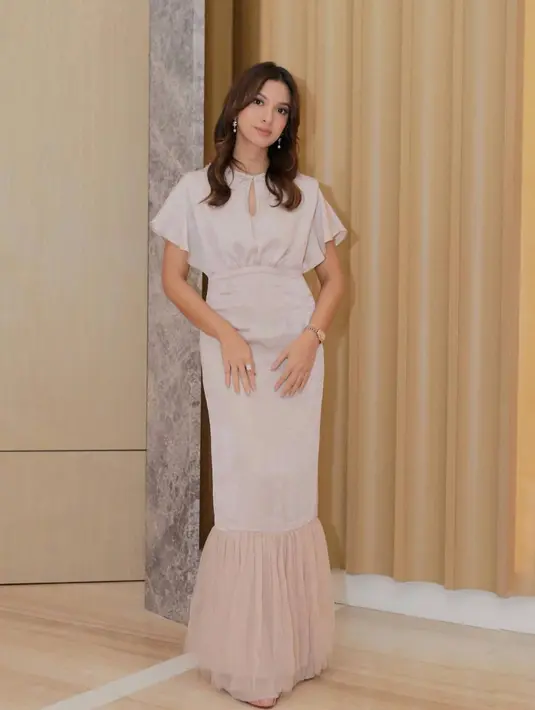 Dalam berbagai kesempatan, Alisia Rininta kerap membagikan potretnya dalam mengenakan dress panjang. Penampilannya ini membuatnya terlihat semakin anggun 
dengan aura yang tampil dewasa. (Liputan6.com/IG/@alisiarininta22)