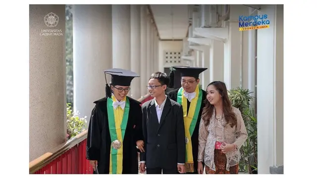 6 Potret Pasangan Viral UGM Sama-sama Jadi Guru Besar, Cinlok di Bangku Kuliah