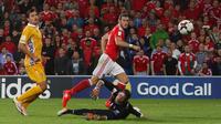 Kiper Moldova, Ilie Cebanu, hanya melihat bola yang meluncur masuk ke gawangnya lewat sepakan Gareth Bale pada Kualifikasi Piala Dunia 2018 di Stadion Cardiff City Stadium, Cardif, Wales Selatan, (6/9/2016) dini hari WIB. (AFP/Geoff Caddick)