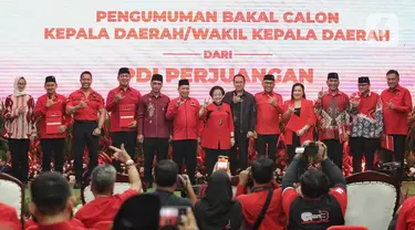 Ketua Umum Partai Demokrasi Indonesia Perjuangan (PDIP), Megawati Soekarnoputri (tengah) berfoto dengan enam pasang bakal calon gubernur dan bakal calon wakil gubernur usai memberikan surat rekomendasi partai di kantor Dewan Pimpinan Pusat (DPP) PDI Perjuangan, Jakarta, Senin (26/8/2024). (Liputan6.com/Angga Yuniar)