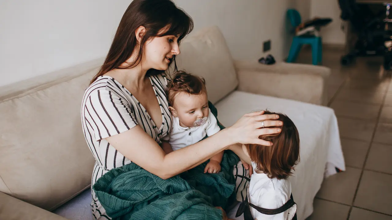Saat Komentar Orang Lain Mulai Membuat Ibu Meragukan Cara Mengasuh Anak