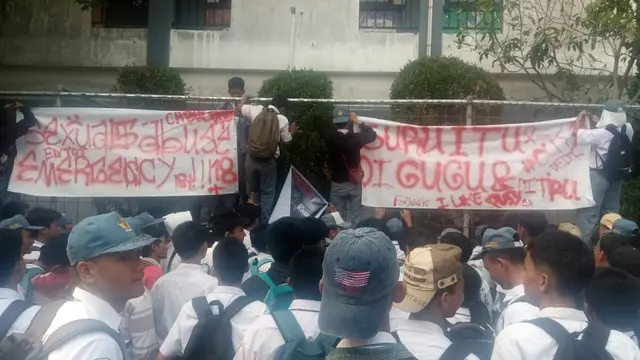 Sejumlah siswa SMKN 5 Kota Tangerang Selatan (Tangsel) melakukan aksi unjuk rasa karena adanya dugaan pelaku pelecehan seksual menjadi pembina Pramuka di sekolah mereka, Senin (23/9/2024). (Liputan6.com/Pramita Tristiawati)