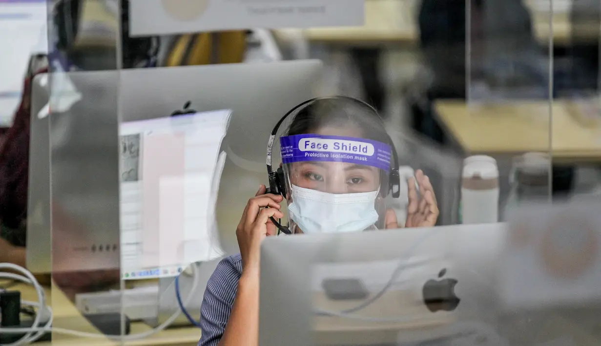 Guru berlisensi menjawab panggilan telepon untuk membantu siswa di Tele-Aral Center di Manila, Filipina (6/10/2020). Tele-Aral Center adalah program saluran telepon khusus (hotline) nasional Filipina untuk membantu siswa mengikuti belajar kelas daring. (Xinhua/Rouelle Umali)