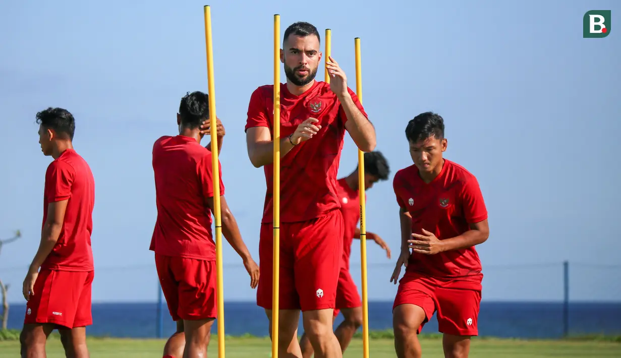 <p>Pemain naturalisasi, Jordi Amat, sudah ikut berlatih dengan dengan Timnas Indonesia dalam TC di Bali. Adapun satu pemain naturalisasi lainnya,&nbsp;Sandy Walsh, masih belum bergabung karena pulang ke Belgia untuk membela klubnya, KV Mechelen yang sedang berlaga di Jupiler Pro League. (Bola.com/Maheswara Putra)</p>