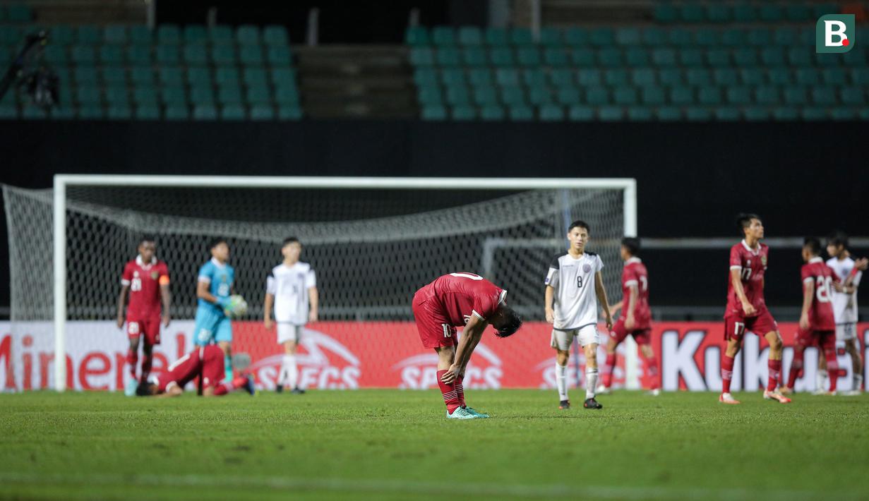 Di akhir laga, para pemain Timnas Indonesia U-17 hanya melakukan sujud syukur dan tanpa melakukan perayaan atas kemenangan perdana mereka di Kualifikasi Piala Asia U-17 2023. (Bola.com/Bagaskara Lazuardi)