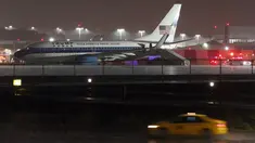 Pesawat yang membawa pasangan Capres AS Donald Trump, Mike Pence tergelincir di salah satu landasan pacu bandara La Guardia, New York, saat mendarat, Kamis (27/10). Beruntung, tidak ada korban jiwa atau luka dalam insiden tersebut. (REUTERS/Lucas Jackson)