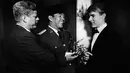 Ir. Soekarno bersama mantan presiden Amerika, John F. Kennedy dan Andy Warhol, seniman asal Amerika. (photo: pinterest.com)