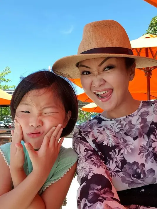 Melihat dari foto-foto di akun Instagramnya, cici Panda sering banget tampil kompak dengan Alika. Bahkan mereka juga tampak bahagia ketika menghabiskan waktu bersama.  (Instagram/pandasuper)