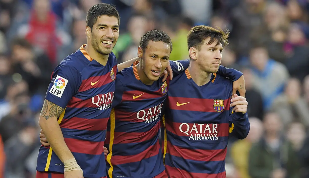 Striker Barcelona, Neymar Jr, bersama Lionel Messi dan Luis Suarez merayakan gol yang dicetaknya ke gawang Real Sociedad pada laga La Liga Spanyol di Stadion Camp Nou, Barcelona, Sabtu, (28/5/2015). (AFP/Lluis Gene)