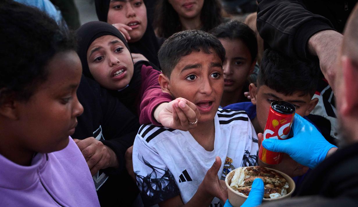 Israel melalui udara menjatuhkan berton-ton bom di sejumlah wilayah Lebanon dan melakukan invasi darat. Tampak dalam foto, para pengungsi menunggu untuk menerima makanan sumbangan di samping tenda-tenda yang mereka gunakan sebagai tempat berlindung setelah melarikan diri dari serangan udara Israel di Lebanon selatan, Beirut, Lebanon, Senin 6 April 2026. (AP Photo/Emilio Morenatti)