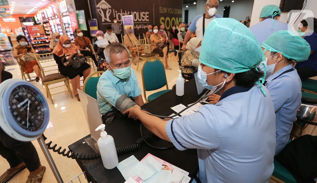 Warga mengukur tekanan darah sebelum vaksin Covid-19 di Lippo Mall Kemang, Jakarta, Senin (12/04/2021). Sebanyak 5482 tenaga pendidik divaksinasi berjasama dengan Dinkes DKI Jakarta dan Dirjen Pendidikan Tinggi (Dikti) dan Lippo Malls Indonesia dan Siloam Hospitals. (Liputan6.com/Fery Pradolo)