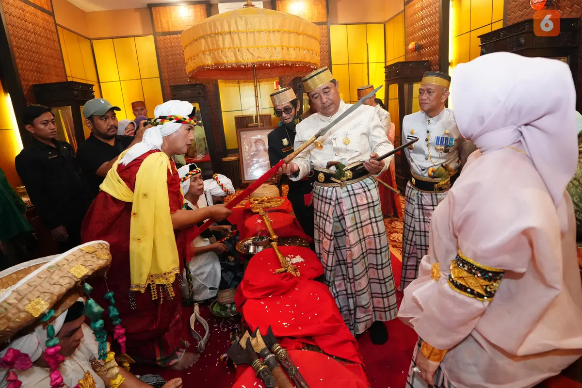 Pj Gubernur Sulsel Bahtiar Baharuddin terima gelar adat (Liputan6.com/Fauzan)