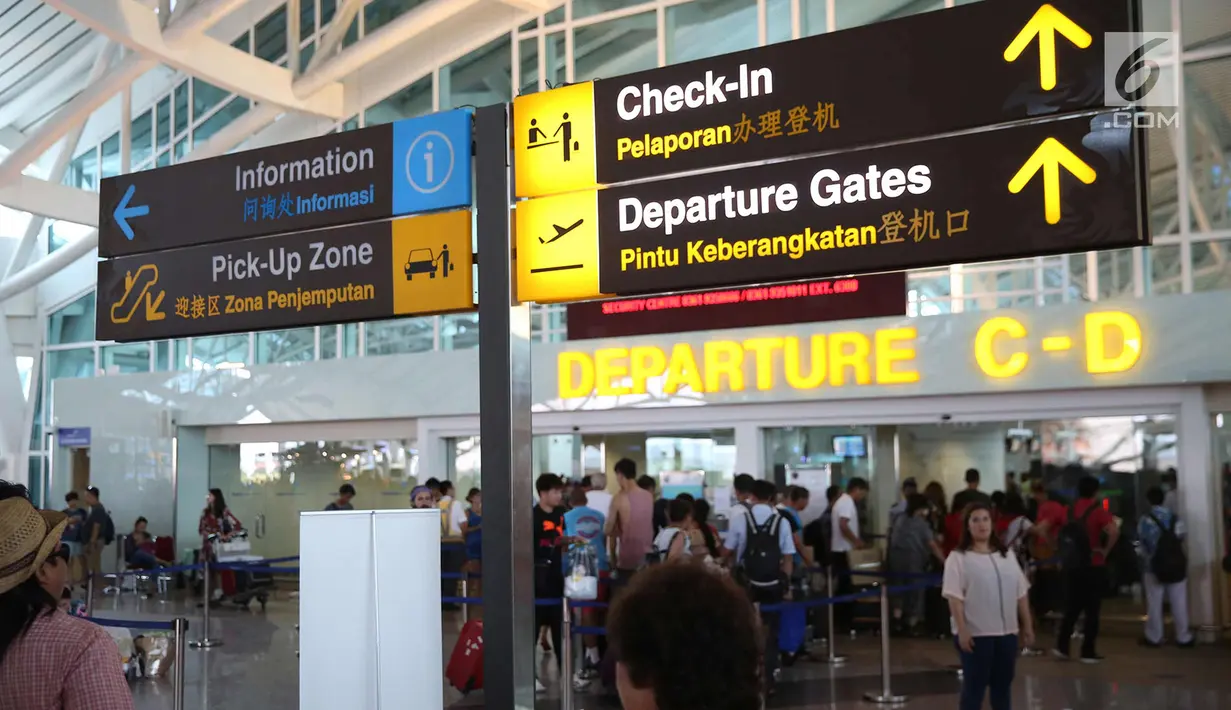 Suasana pintu keberangkatan di Bandara Internasional I Gusti Ngurah Rai, Bali, Kamis (30/11). Sebanyak 55 penerbangan baik domestik dan internasional untuk kedatangan dan keberangkatan sudah beroperasi dengan normal. (Liputan6.com/Immanuel Antonius)