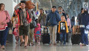 Sejumlah pemudik membawa barang bawaan mereka setibanya di Stasiun Pasar Senen, Jakarta, Sabtu (8/6/2019). Volume penumpang arus balik melalui moda transportasi kereta api  di stasiun Stasiun Senen mengalami lonjakan pada H+3 Lebaran. (merdeka.com/Imam Buhori)