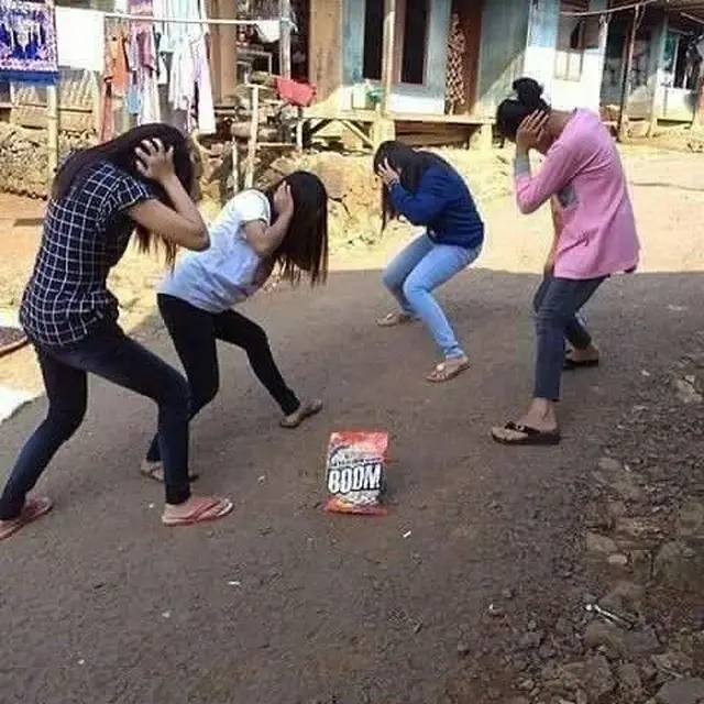 6 Pose Foto Lucu Bareng Sahabat Ini Tunjukan Kekompakan