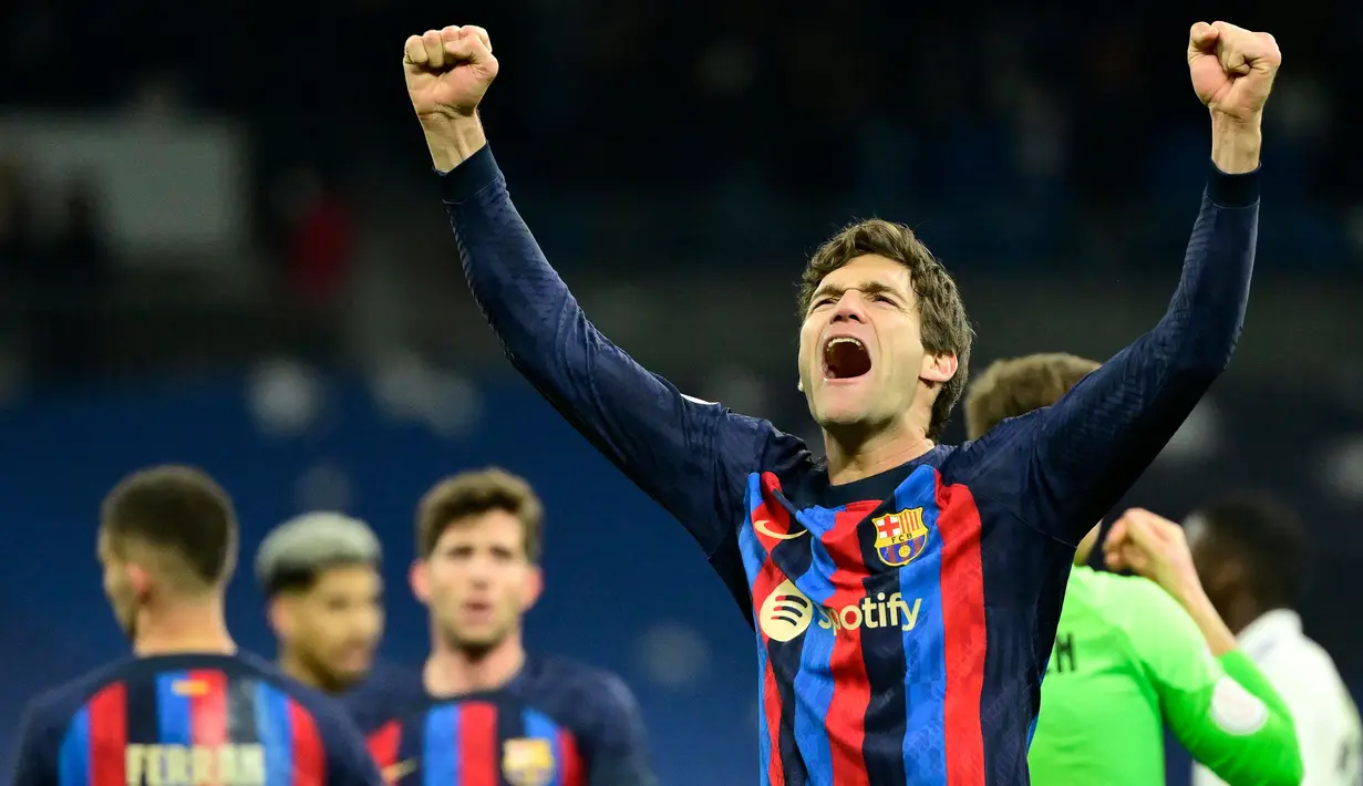 Pemain Barcelona, Marcos Alonso merayakan kemenangan pada laga leg pertama semifinal Copa Del Rey 2022/2023 melawan Real Madrid di Santiago Bernabeu, Madrid, Jumat (03/03/2023) WIB. Laga berakhir dengan skor 1-0 untuk kemenangan Barcelona. (AFPJavier Soriano)