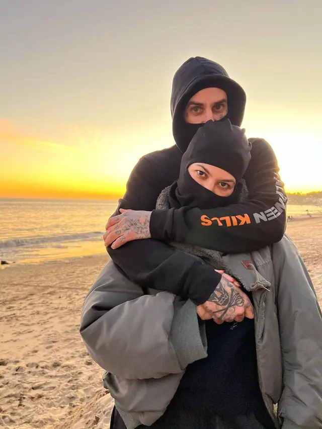 7 Potret Mesra Kourtney Kardashian dan Travis Barker, Resmi Menikah Secara Diam-Diam