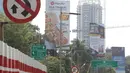 Konstruksi papan reklami terpasang di depan sebuah gedung kosong di Jalan Gatot Subroto, Jakarta, Rabu (20/9). Pemerintah Provinsi DKI Jakarta bakal membongkar bangunan reklame yang masa izinnya sudah kedaluwarsa. (Liputan6.com/Immanuel Antonius)