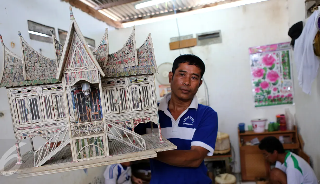 Seorang warga binaan menunjukan rumah gadang dari lintingan koran yang dikerjakan sekitar dua minggu di Lapas Kelas 1 Tangerang, Kota Tangerang.(29/10). (Liputan6.com/Fery Pradolo)